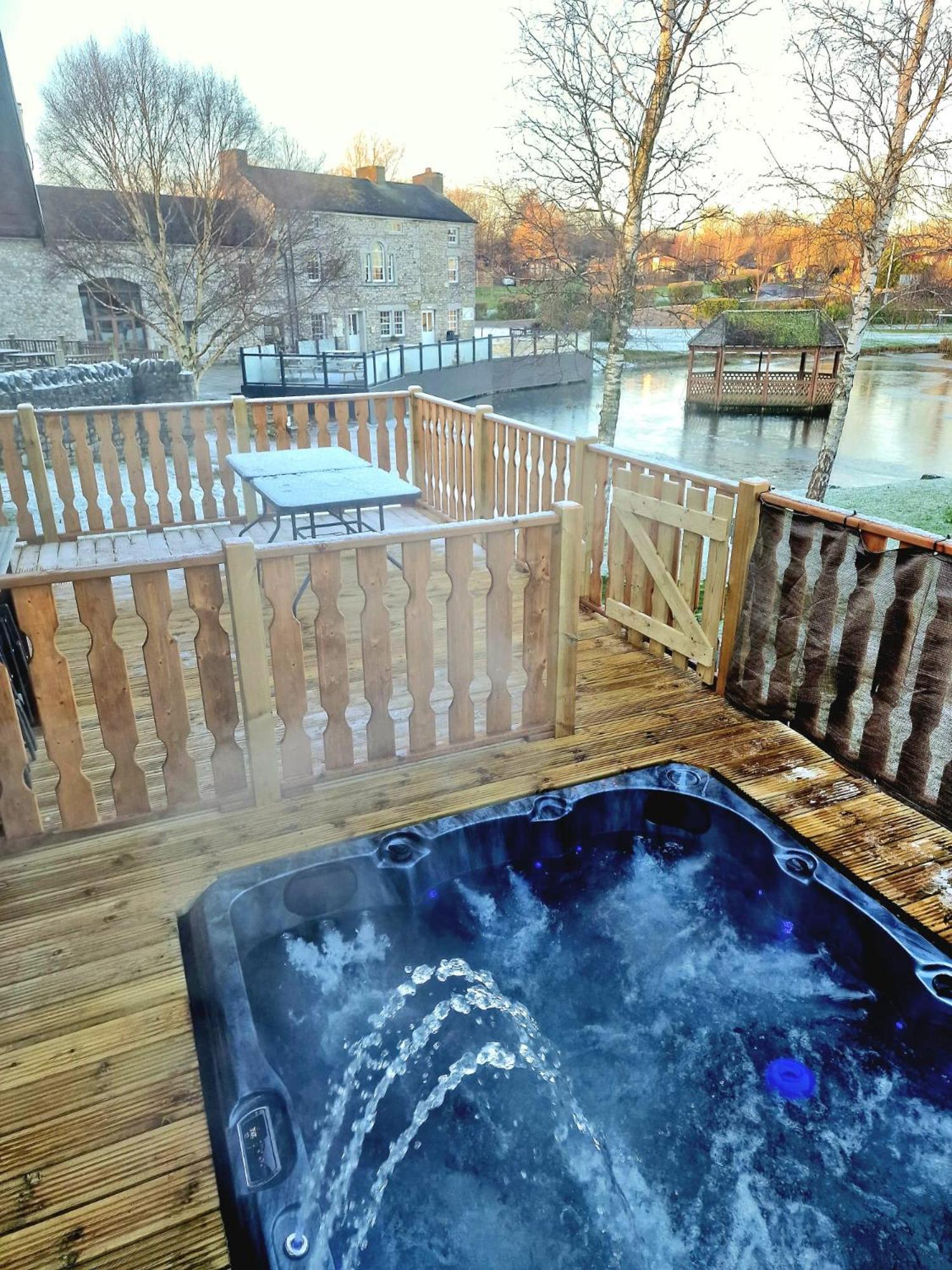 4 Bed Luxury Lodge With Hot Tub Near Lake District Warton  Exteriér fotografie